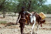Himbamädchen unterwegs zur Wasserstelle